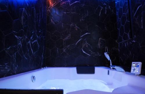 Prefecture Apartment | Love Room - Luxe et Romance