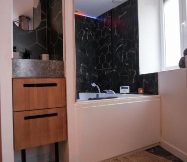Prefecture Apartment | Love Room - Luxe et Romance