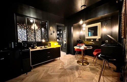Downtown Angers Bed & Breakfast | Love Room Secrète Les Petits Plaisirs