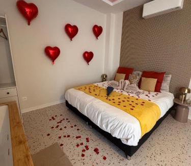 Strasbourg Apartment | Love Room Strasbourg - Jacuzzi & Sauna - Yellow
