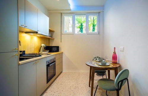 Strasbourg Apartment | Love Room Strasbourg - Jacuzzi & Sauna - Yellow