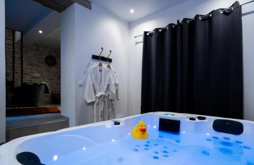 Chateau-Landon House | Love Room Une Pause à Deux - Jacuzzi - Chambre Secrète