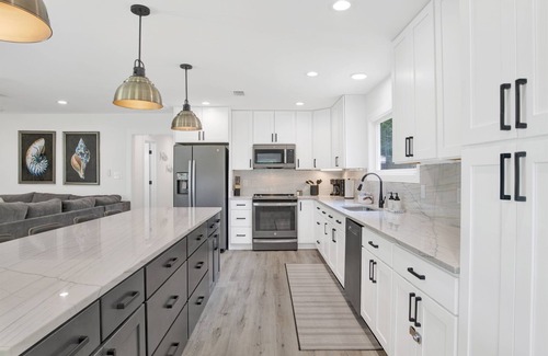 Foley House | Love Shack in Foley/Hot Tub/Modern Cozy