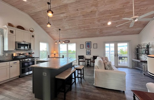 Hope Town Cottage | Love the beach? Then Peace of Cake will be your perfect vacation spot!
