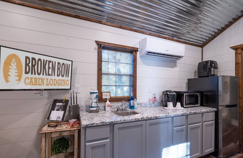 Broken Bow Cabin | Lovebug: Sleeps 3 + Creek on Property + Tiny House