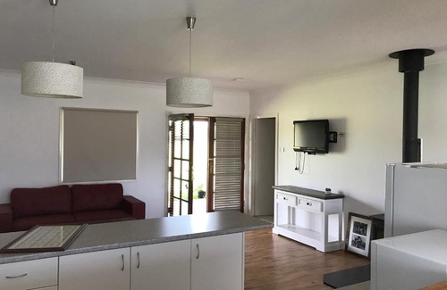 Lovedale Bed & Breakfast | Lovedale Red Gum Cottage