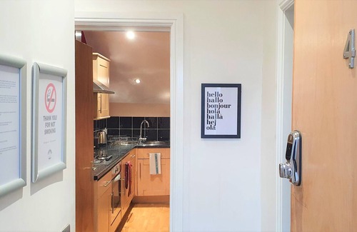 Swindon Apartment | Lovely 1 bed, Modern, Sleeps 5, Wifi, Parking