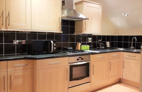 Swindon Apartment | Lovely 1 bed, Modern, Sleeps 5, Wifi, Parking