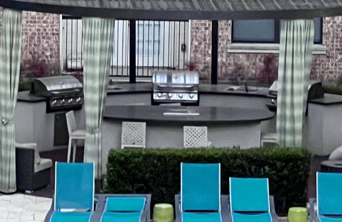 Houston Apartment | Lovely 1 bedroom apartment with pool and work station