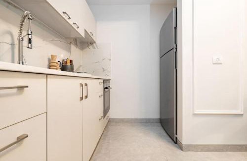 Mea She'arim Apartment | Lovely 1 bedroom apt w/pool. Haneviim st jerusalem