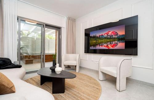 Mea She'arim Apartment | Lovely 1 bedroom apt w/pool. Haneviim st jerusalem