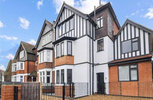 South Acton Apartment | Lovely 1-bedroom flat with Patio