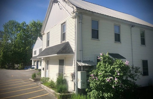 Farmingdale House | Lovely 1- bedroom rental unit with free parking