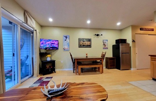 Lincoln Condo | Lovely 1 BR Apt w/pool & gorgeous view of Loon Mtn