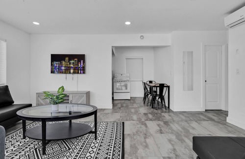South Lake Apartment | Lovely 1 BR Walking Distance To Ocean - Suite 9
