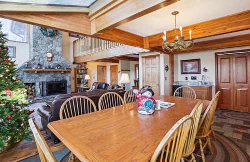 Timberline House | Lovely 10 bedroom home offers the perfect place for your next gathering.
