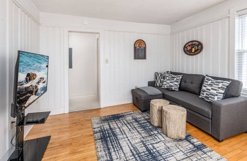 Munjoy Hill Apartment | LOVELY 2 BD | EASTERN PROM | 2 MIN WALK TO OCEAN