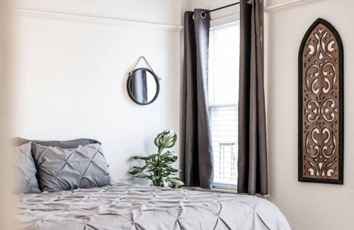 Munjoy Hill Apartment | LOVELY 2 BD | EASTERN PROM | 2 MIN WALK TO OCEAN