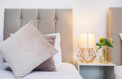 Custom House Apartment | Lovely 2 Bd Hse with Parking near Excel