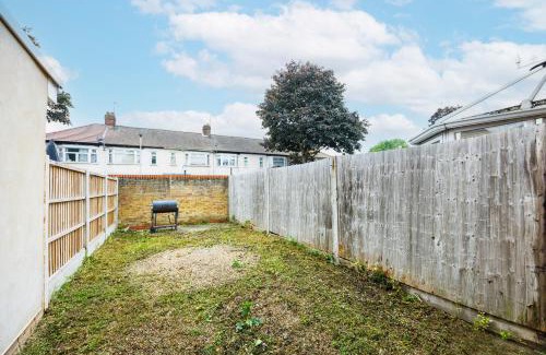 Custom House Apartment | Lovely 2 Bd Hse with Parking near Excel