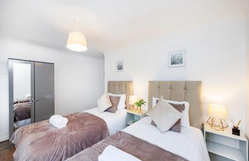 Custom House Apartment | Lovely 2 Bd Hse with Parking near Excel