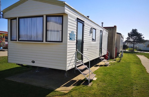 Walton on the Naze Cabin | Lovely 2-bed Caravan in Walton on the Naze