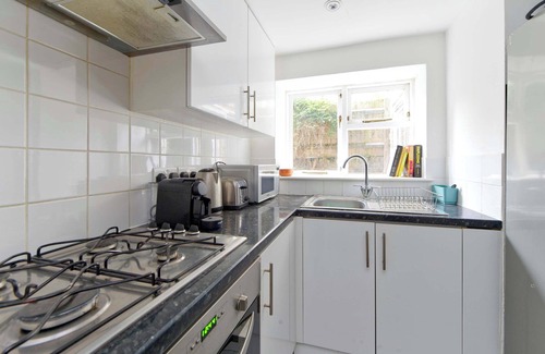 Queen's Park Apartment | Lovely 2 bed flat with Garden in Queen's Park