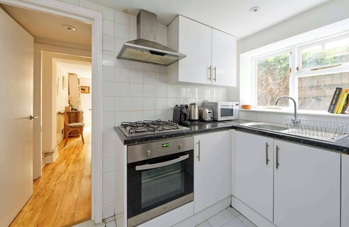 Queen's Park Apartment | Lovely 2 bed flat with Garden in Queen's Park