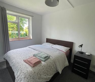 Langton Green Apartment | Lovely 2 bedroom apartment with a garden