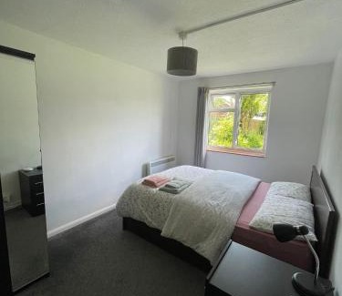 Langton Green Apartment | Lovely 2 bedroom apartment with a garden