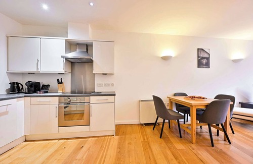 Tower Hill Apartment | Lovely 2 BED Tower Bridge Apartment Sleeps 6