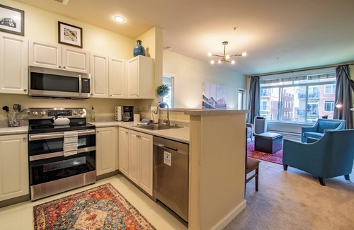 Belltown Condo | Lovely 2 Bedroom, 2 Bathroom Condo with Pool & Parking!