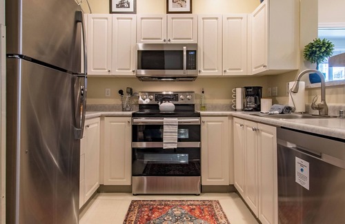 Belltown Condo | Lovely 2 Bedroom, 2 Bathroom Condo with Pool & Parking!