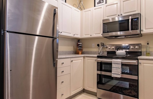 Belltown Condo | Lovely 2 Bedroom, 2 Bathroom Condo with Pool & Parking!