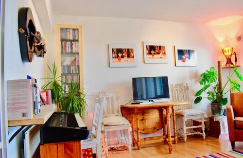 Brighton Apartment | Lovely 2 Bedroom Apartment with Balcony and Sea views