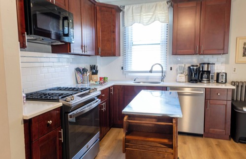 Plainfield Apartment | Lovely 2-bedroom apartment in Plainfield with WI-FI AC and a fenced in bac yard