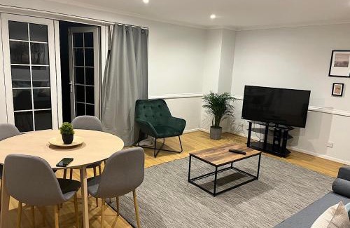 Custom House Apartment | Lovely 2 bedroom apartment with parking space