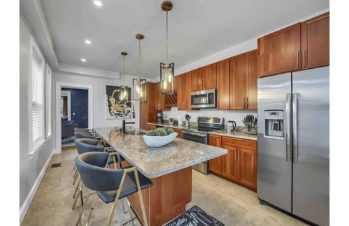 Washington Park House | Lovely 2 bedroom condo 5 mins from downtown