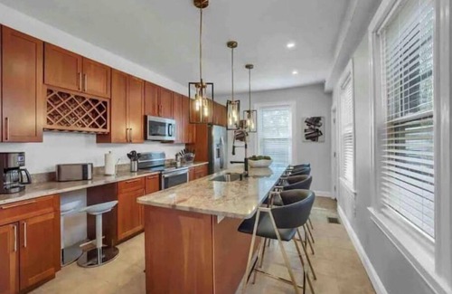 Washington Park House | Lovely 2 bedroom condo 5 mins from downtown