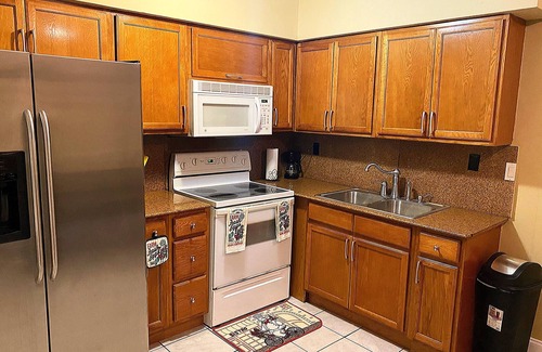 Sunrise House | Lovely 2 Bedroom Condo With *Free Parking and WiFi*