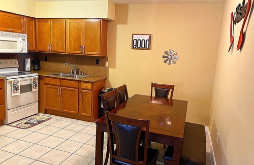 Sunrise House | Lovely 2 Bedroom Condo With *Free Parking and WiFi*