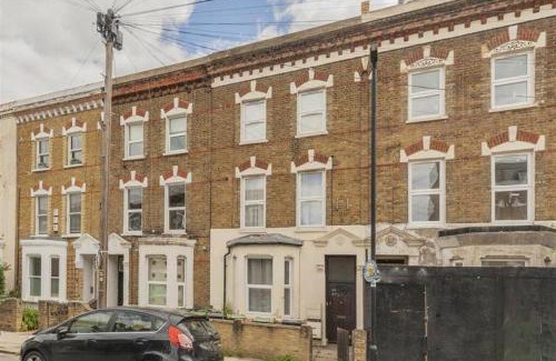 Ferndale Apartment | Lovely 2 Bedroom Garden Flat in London