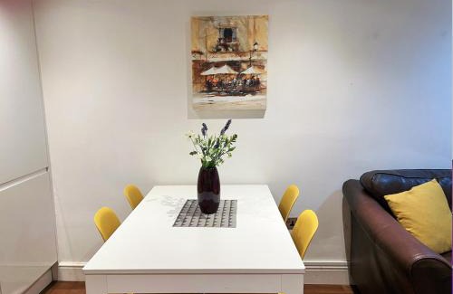 Ferndale Apartment | Lovely 2 Bedroom Garden Flat in London