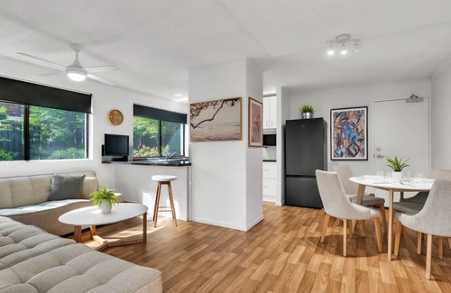 Noosa Heads Apartment | Lovely 2 bedroom ground floor apartment in Noosa Heads with generous private courtyard.