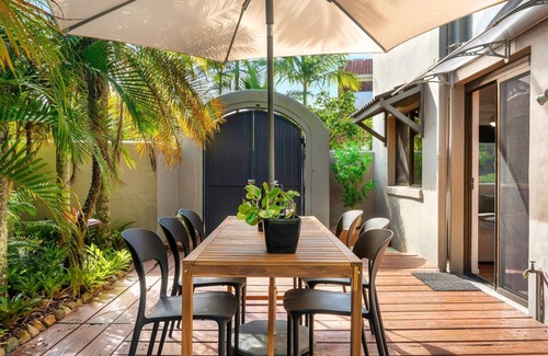 Noosa Heads Apartment | Lovely 2 bedroom ground floor apartment in Noosa Heads with generous private courtyard.