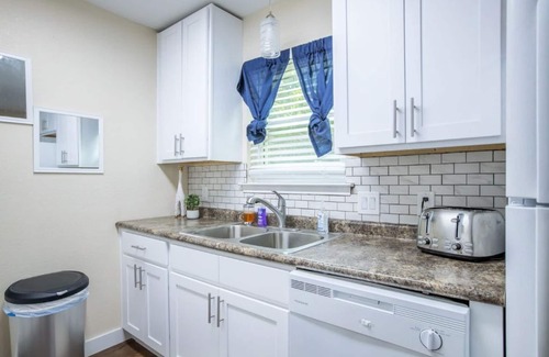 Midlothian Apartment | Lovely 2 bedroom in Midlothian, 3 minutes from downtown.