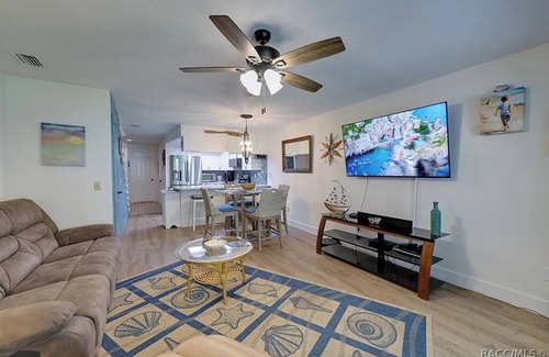 Inverness House | Lovely 2-Bedroom Townhome on Lake Henderson in the Quaint Town of Inverness, FL