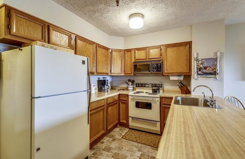 Davis Condo | Lovely 2 bedroom condominium offers a spectacular view for a great price.