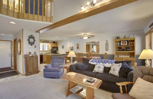 Davis Condo | Lovely 2 bedroom condo is sure to be the perfect reminder. You Gotta Getaway!