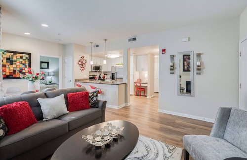 Roseville Apartment | Lovely 2-Bedroom With Private Garage For Long Stays
